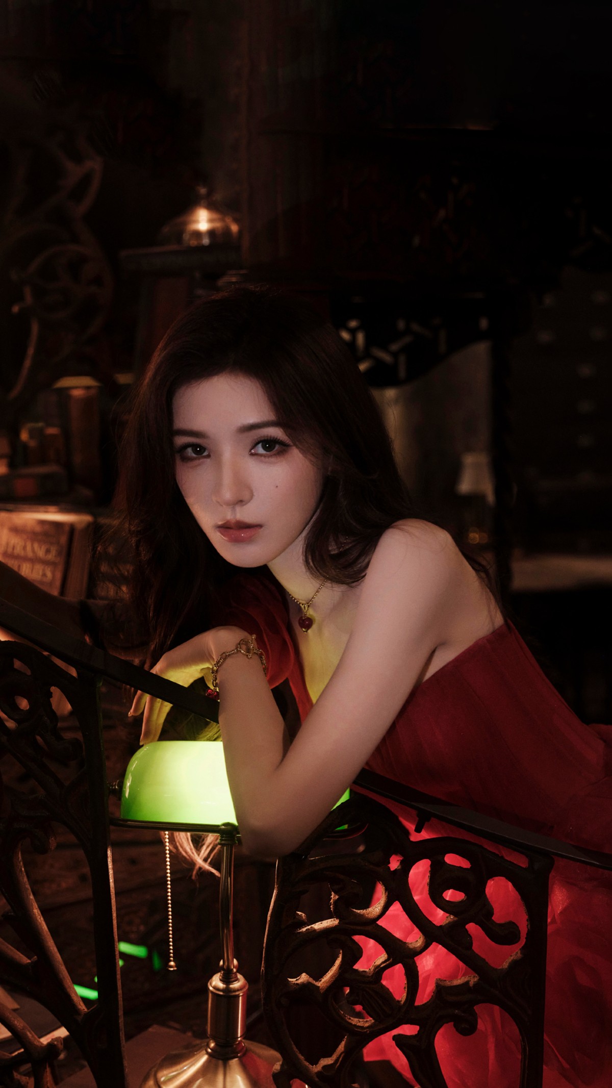 张予曦单肩红裙美炸！