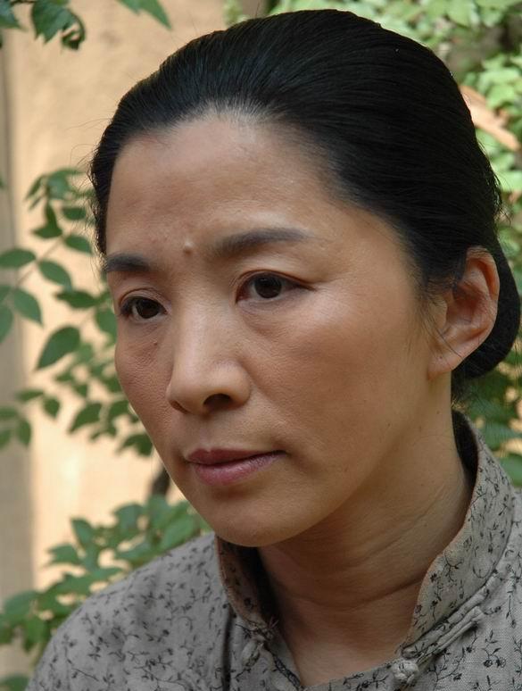 戏里又土又丑，戏外却是气质美女，“妈妈专业户”迟蓬让人敬佩
