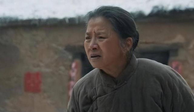 戏里又土又丑，戏外却是气质美女，“妈妈专业户”迟蓬让人敬佩