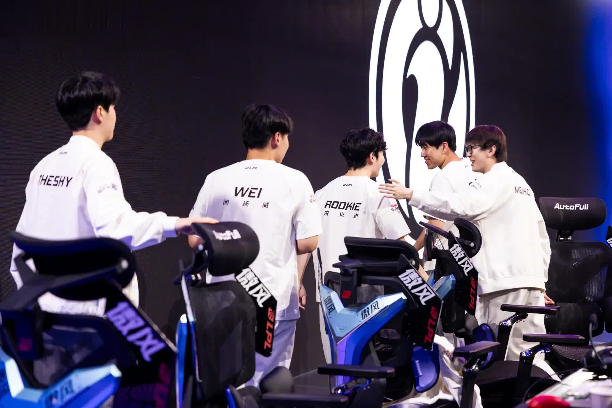 IG2-1翻盘BLG！Gala卡莎收割，不科学团战扭转局势