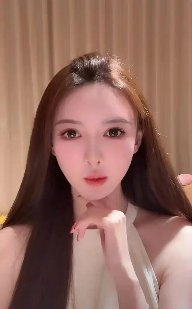 叶珂跟着帅气教练学打网球，这身材比例太好了，网友：这是刚生过娃的状态？
