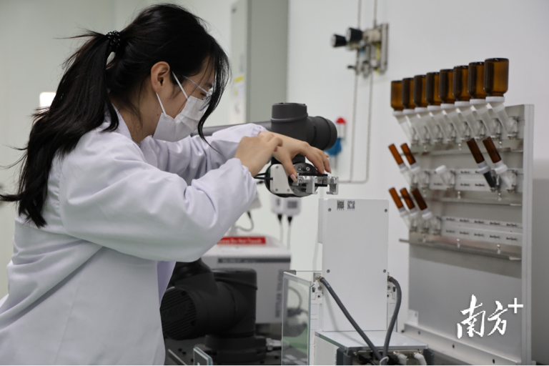松山湖材料实验室研究人员正在做实验。