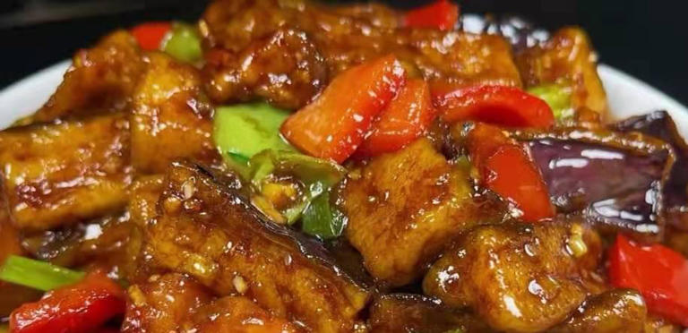 茄子最好吃的做法，就是加入两个鸡蛋，比红烧肉还香，做法非常简单