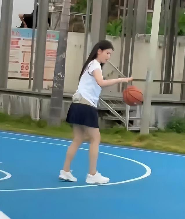 47岁刘涛篮球场飙汗，冲浪帅翻却砍价买椰子？