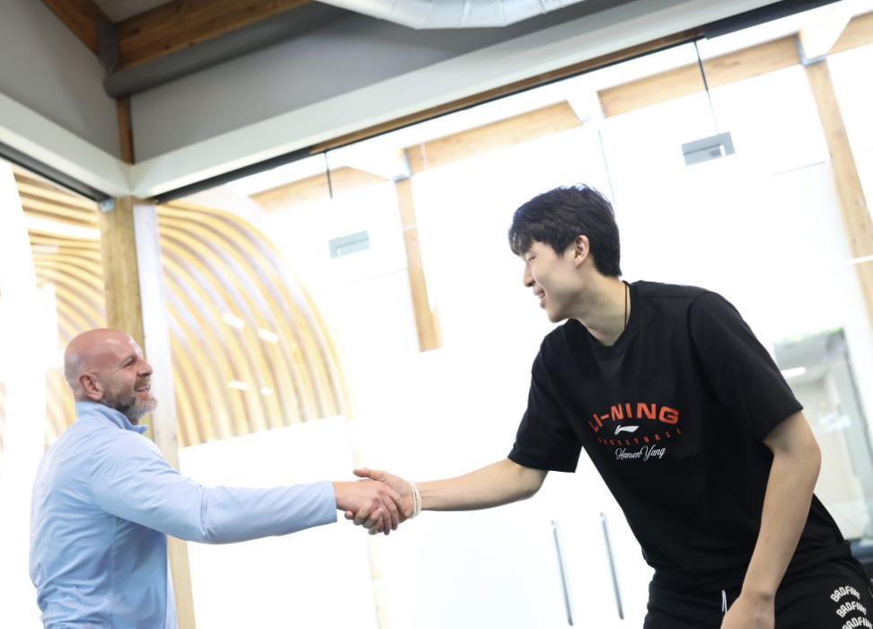 男篮输球18小时，杨瀚森表态终于来了，短短16个字引起网友一片哗然