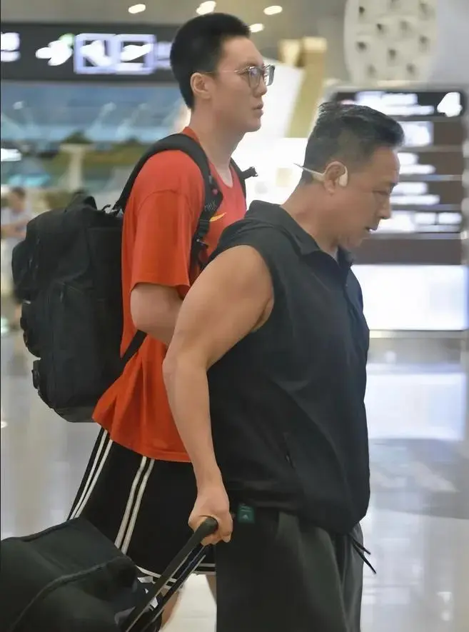 中国男篮12人解散去向：王俊杰余嘉豪留洋 多人回国备战全运会