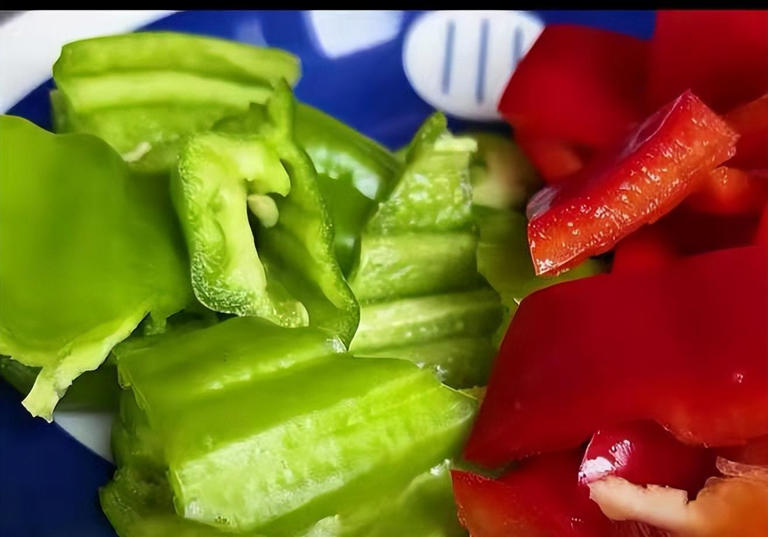 茄子最好吃的做法，就是加入两个鸡蛋，比红烧肉还香，做法非常简单