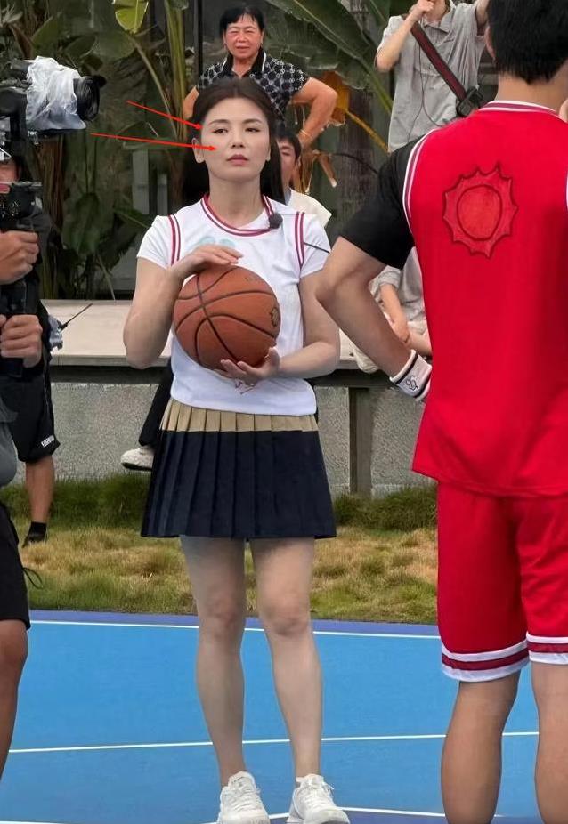 47岁刘涛篮球场飙汗，冲浪帅翻却砍价买椰子？