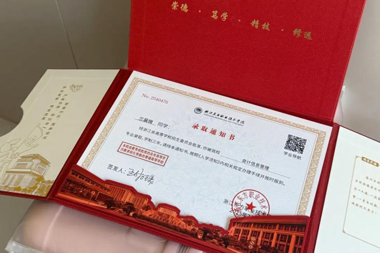 这张大专录取通知书，含金量200%！她专程带回杭州！