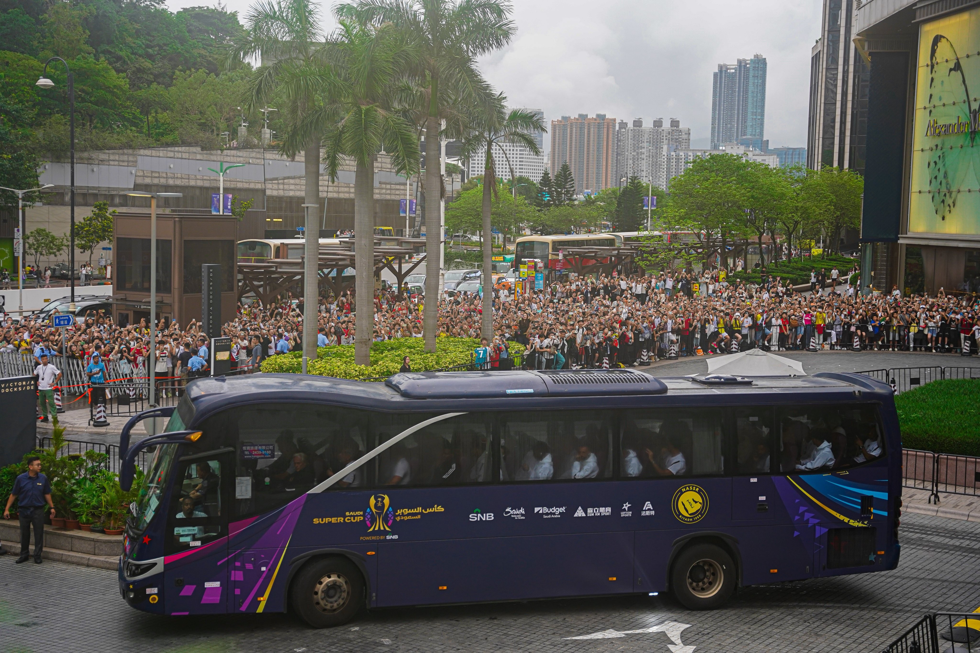 爆满，大批球迷在香港酒店外等待着利雅得胜利的大巴