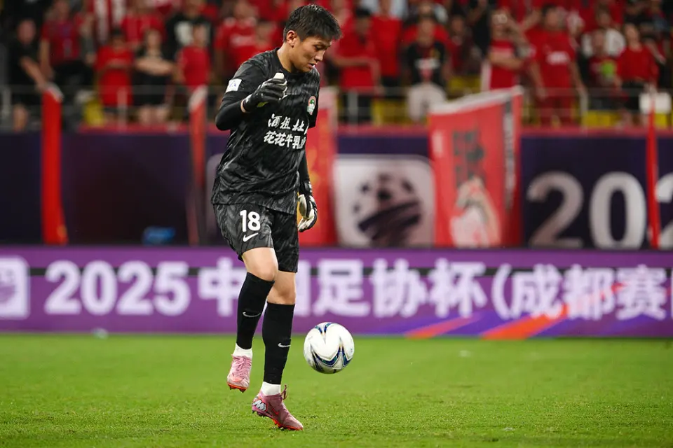 35岁王国明获MVP！补时3秒2连扑+点球战封神 外援队友：他配进国足