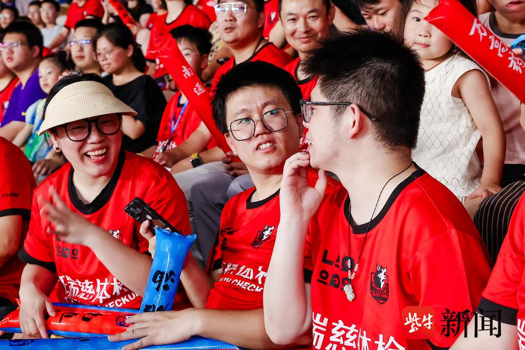 “苏超”首个残疾人观赛团幸福观赛 瑞慈医疗与南通残联用爱心为残疾人生活“加彩”