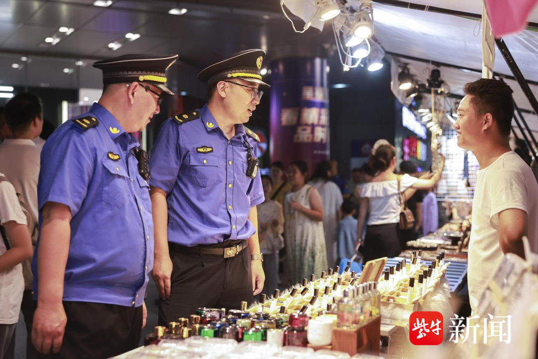 南京秦淮城管护航“苏超”直播夜，守护古城烟火气