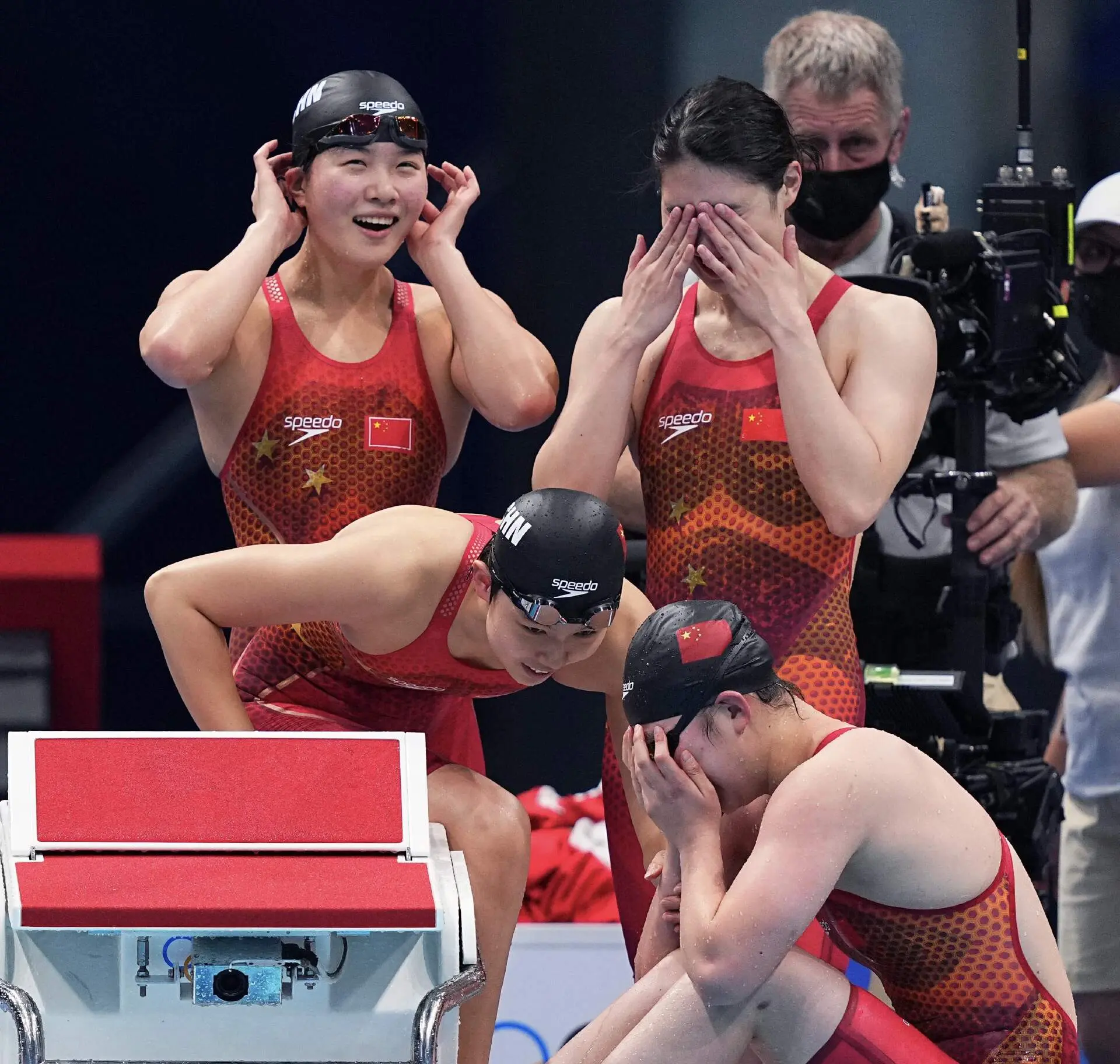 最后50米绝杀美国队！4位中国小将决赛逆转夺冠，网友一片沸腾