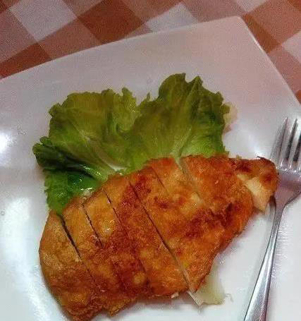 鸡胸肉干柴不好吃？无油煎出多汁嫩滑，15分钟搞定晚餐！