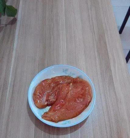 鸡胸肉干柴不好吃？无油煎出多汁嫩滑，15分钟搞定晚餐！