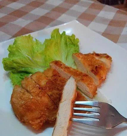 鸡胸肉干柴不好吃？无油煎出多汁嫩滑，15分钟搞定晚餐！