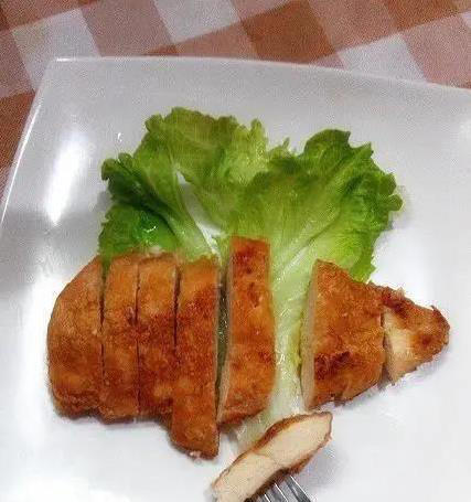 鸡胸肉干柴不好吃？无油煎出多汁嫩滑，15分钟搞定晚餐！