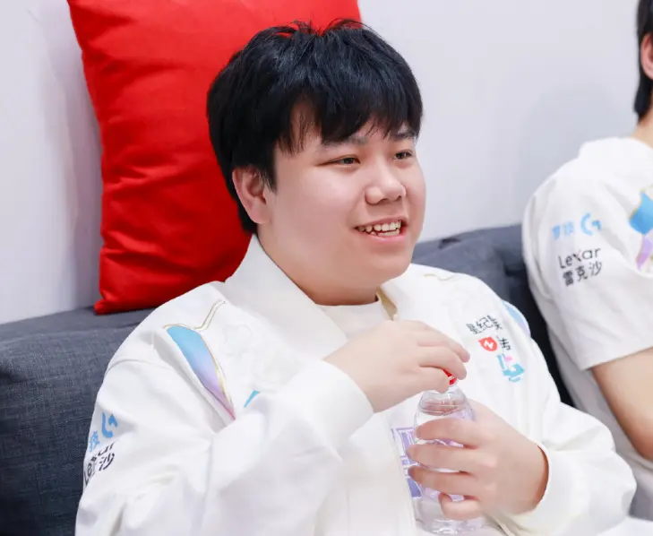 BLG被TES横扫击败，海外网友集体发声，赶紧把jiejie签约过来