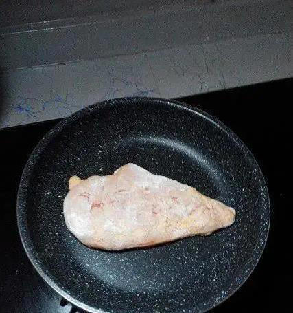 鸡胸肉干柴不好吃？无油煎出多汁嫩滑，15分钟搞定晚餐！