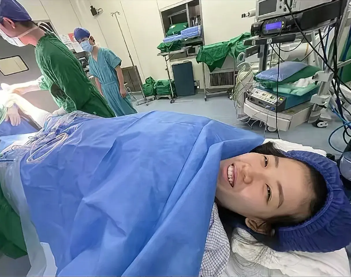 李盈莹发布康复过程！手术照首次公开，白头发抢眼，状态已超预期