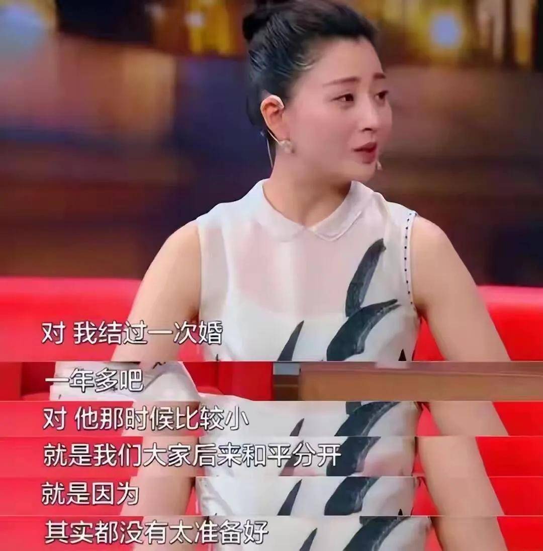 45岁殷桃带男友和家人聚餐！男友长相普通踏实可靠，是名离异医生