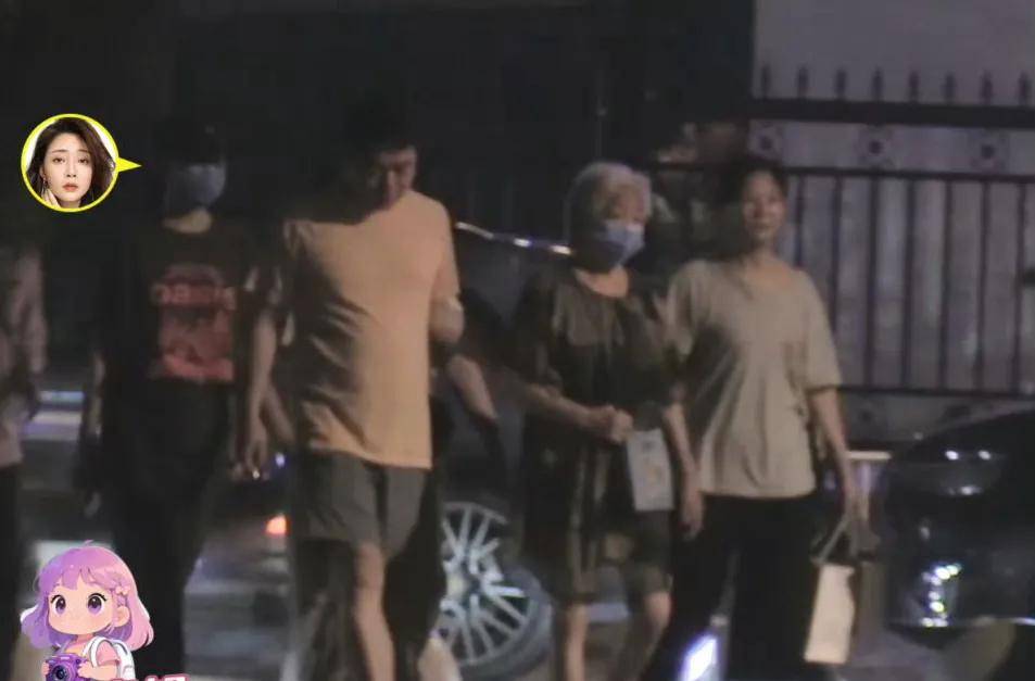 45岁殷桃带男友和家人聚餐！男友长相普通踏实可靠，是名离异医生