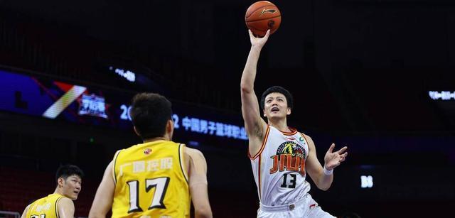 CBA争冠剧变，辽篮600万顶薪拿下状元郎，交易细节曝光，广东受挫