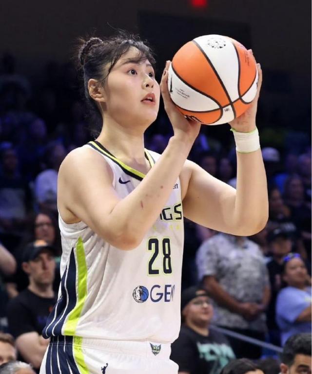 今天上午，WNBA飞翼队官宣：李月汝赛季报销，还有一个利坏消息