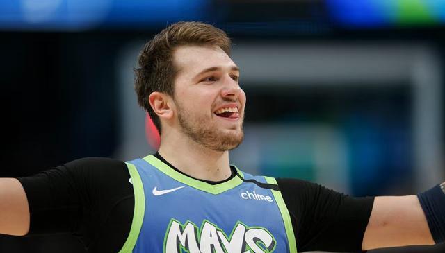 热身赛险受伤，给东契奇敲响警钟！姚明走过的路可以借鉴