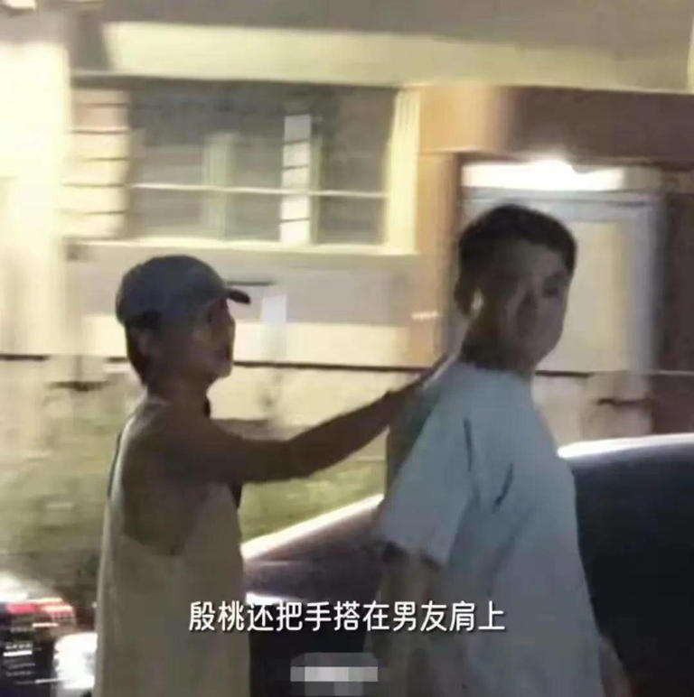 45岁殷桃带男友和家人聚餐！男友长相普通踏实可靠，是名离异医生