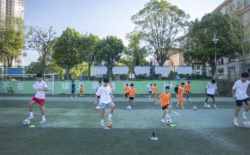 江西共青城：“赣超”点燃暑期青少年足球热情