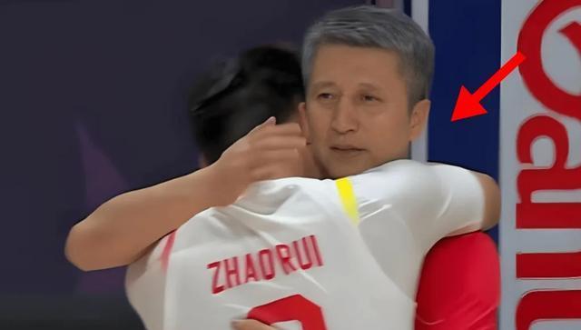 一往无前！比赛失利郭士强第一时间拥抱赵睿，赛后采访道出原因！