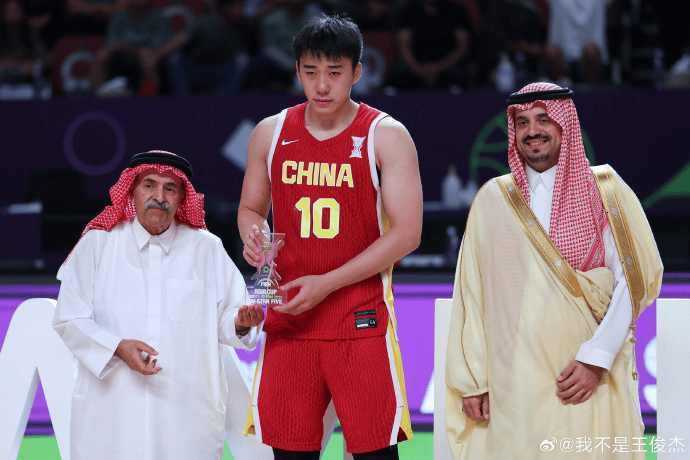 中国男篮王俊杰更新社媒晒照，回顾今夏男篮亚洲杯精彩瞬间