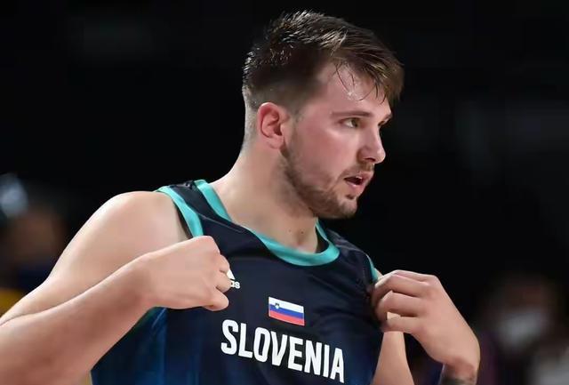 热身赛险受伤，给东契奇敲响警钟！姚明走过的路可以借鉴