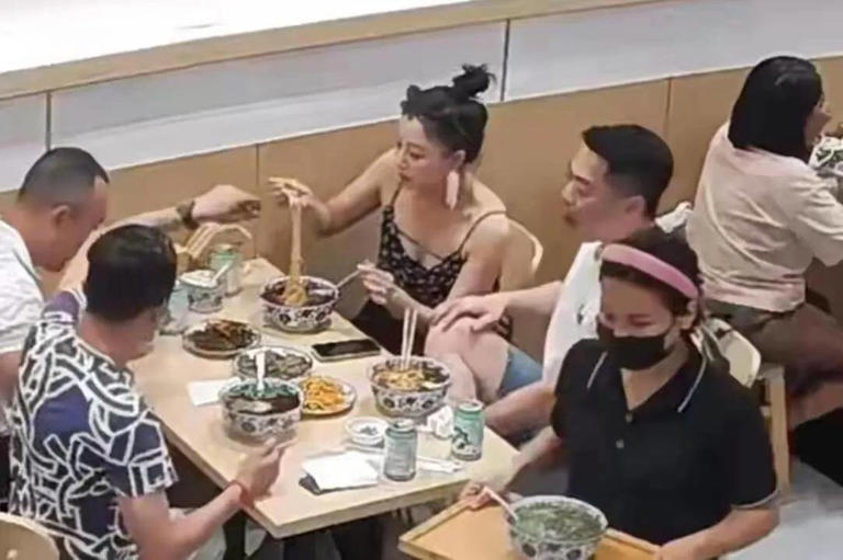 45岁殷桃带男友和家人聚餐！男友长相普通踏实可靠，是名离异医生