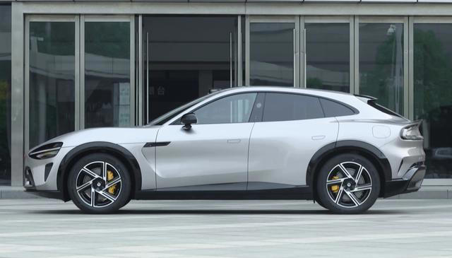 续航835km，双腔空悬+3.23秒破百，3分钟大定20万辆，硬刚Model Y