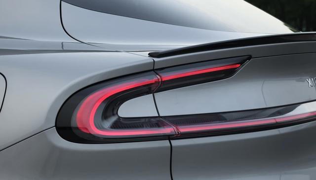 续航835km，双腔空悬+3.23秒破百，3分钟大定20万辆，硬刚Model Y