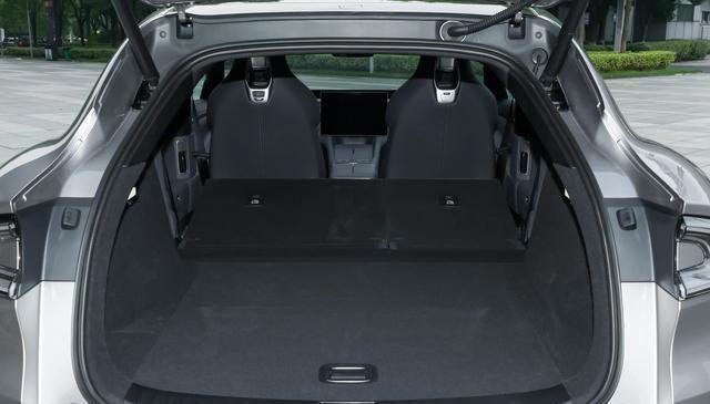 续航835km，双腔空悬+3.23秒破百，3分钟大定20万辆，硬刚Model Y