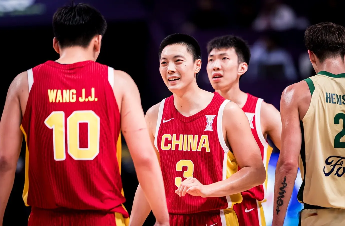 中国男篮一人场均12分+3分命率全队最高，打服辽蜜：我向他道个歉