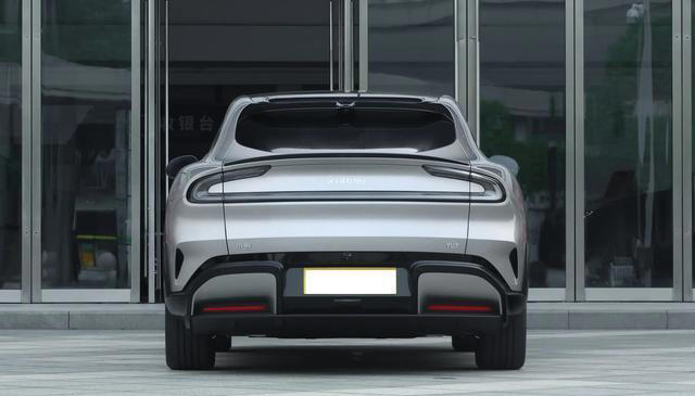 续航835km，双腔空悬+3.23秒破百，3分钟大定20万辆，硬刚Model Y