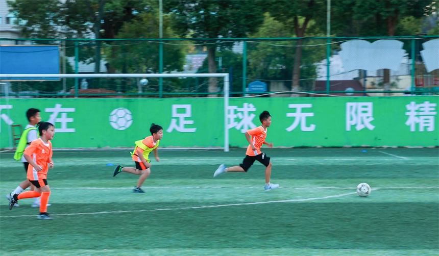 江西共青城：“赣超”点燃暑期青少年足球热情