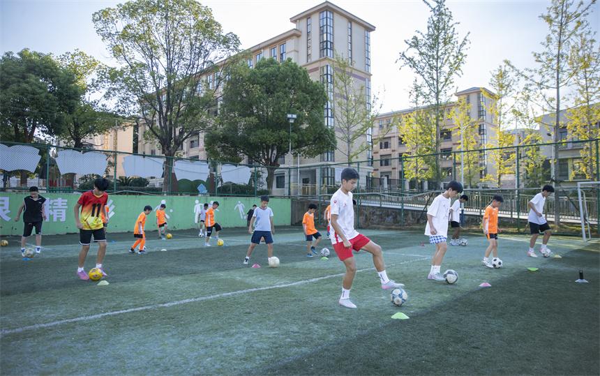 江西共青城：“赣超”点燃暑期青少年足球热情