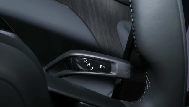 续航835km，双腔空悬+3.23秒破百，3分钟大定20万辆，硬刚Model Y