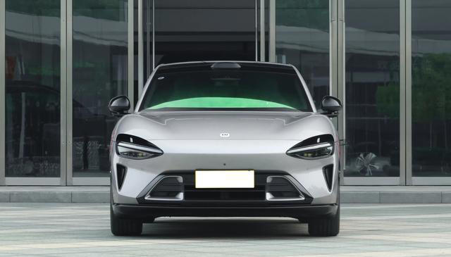 续航835km，双腔空悬+3.23秒破百，3分钟大定20万辆，硬刚Model Y