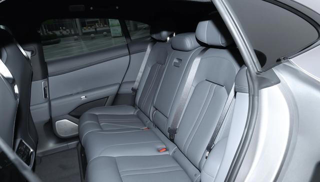 续航835km，双腔空悬+3.23秒破百，3分钟大定20万辆，硬刚Model Y