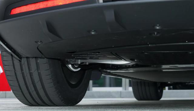 续航835km，双腔空悬+3.23秒破百，3分钟大定20万辆，硬刚Model Y