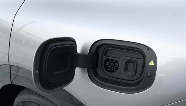 续航835km，双腔空悬+3.23秒破百，3分钟大定20万辆，硬刚Model Y