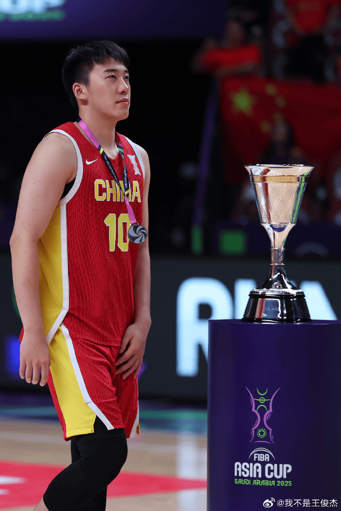 中国男篮王俊杰更新社媒晒照，回顾今夏男篮亚洲杯精彩瞬间