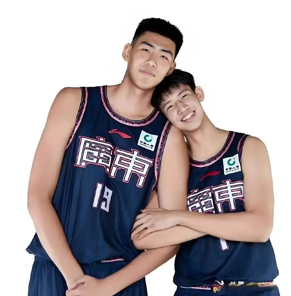 本土第一签！广州主力中锋加盟广东 场均13+4 朱总送出2名希望之星